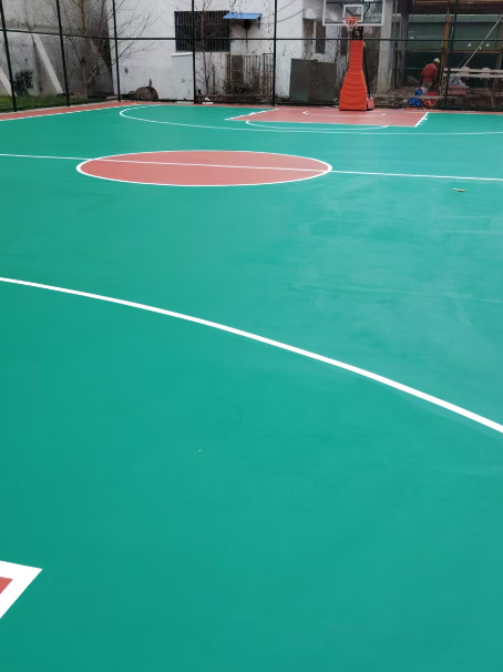 北流 球场长期使用易出现地面开裂